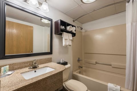 Combined shower/tub, hair dryer, towels