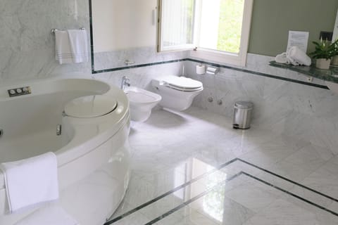 Junior Suite, Park View | Bathroom | Free toiletries, hair dryer, bathrobes, slippers