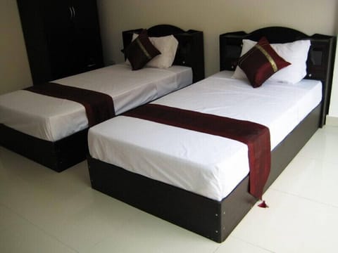 Standard Double Room, 1 Double Bed | Bathroom | Shower, hair dryer, towels