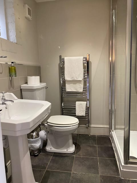 Classic Double Room, Ensuite (Room 10) | Bathroom | Free toiletries