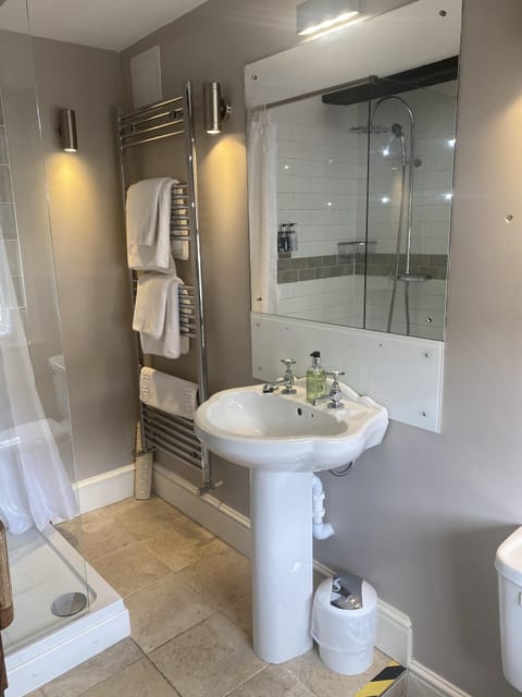 Deluxe Double Room, Ensuite (Four Poster - Room 4) | Bathroom | Free toiletries