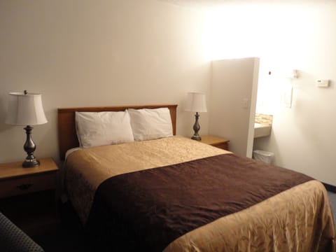 Standard Room, 1 Queen Bed | Desk, blackout drapes, free cribs/infant beds, free WiFi