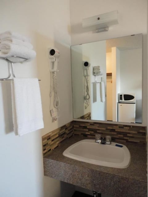 Combined shower/tub, free toiletries, hair dryer, towels