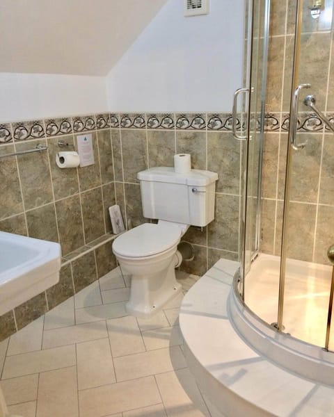 Romantic Double Room (Four Poster Bed) | Bathroom | Shower, designer toiletries, hair dryer, towels