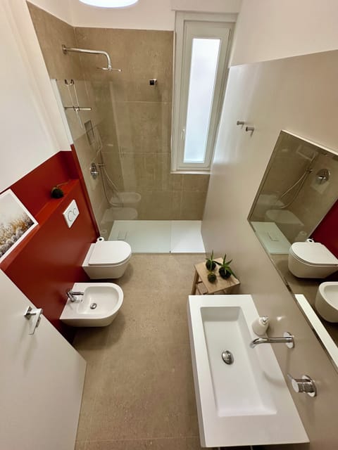 Comfort Double Room, Courtyard View | Bathroom | Shower, rainfall showerhead, hair dryer, towels