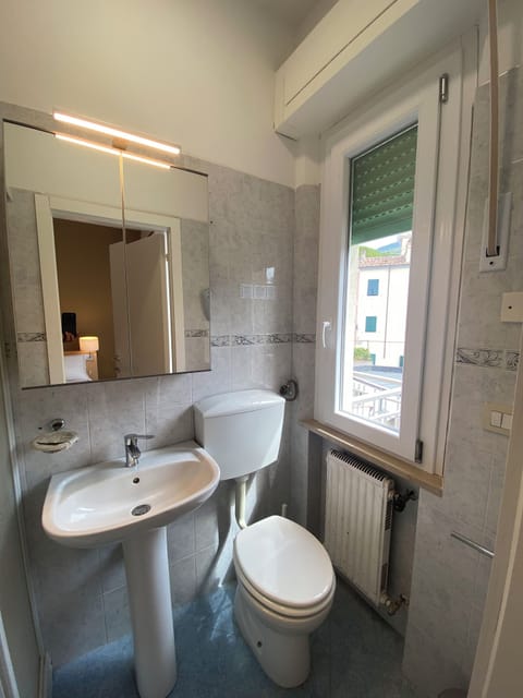 Classic Double or Twin Room, Balcony | Bathroom | Shower, free toiletries, hair dryer, towels