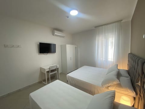 Superior Triple Room | Desk, free WiFi