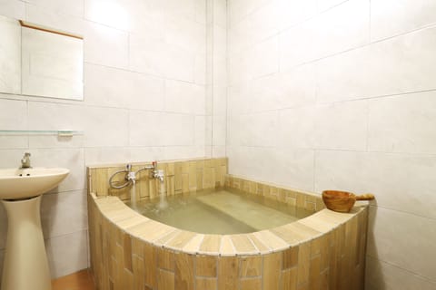 Budget Double Room | Bathroom | Combined shower/tub, spring water tub, hair dryer, slippers