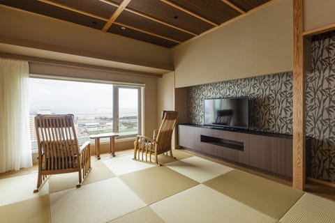 Club Japanese Suite - Non Smoking  | Minibar, in-room safe, desk, blackout drapes