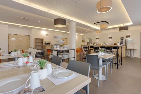 Daily continental breakfast (EUR 11.9 per person)