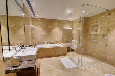 Presidential Suite | Bathroom | Shower, rainfall showerhead, free toiletries, towels