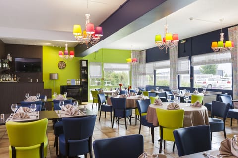 Lunch, dinner served; local cuisine, alfresco dining 