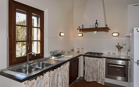 Traditional Apartment, 2 Bedrooms (Taneto) | Private kitchen | Full-size fridge, microwave, oven, stovetop