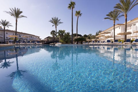 Indoor pool, 2 outdoor pools, pool umbrellas, sun loungers