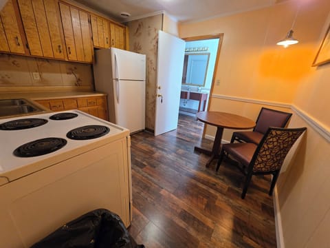 Signature Room | Private kitchen | Microwave, coffee/tea maker