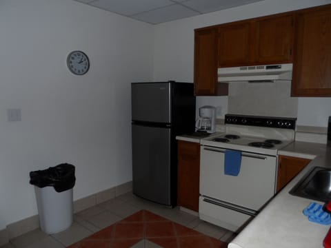 Full-size fridge, microwave, stovetop, coffee/tea maker