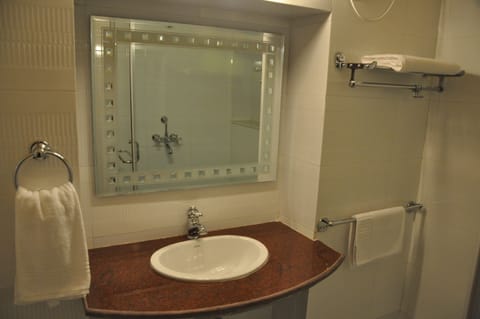 Courtyard Double Room | Bathroom | Shower, free toiletries, towels