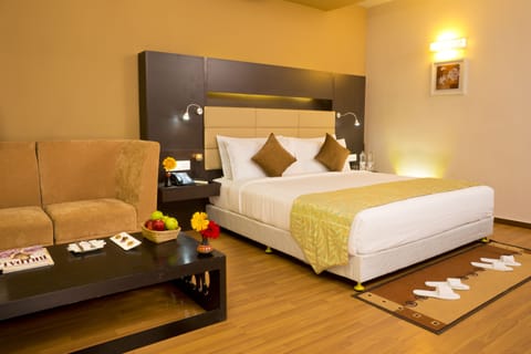 Junior Suite, 1 Double Bed | Minibar, in-room safe, individually furnished, blackout drapes