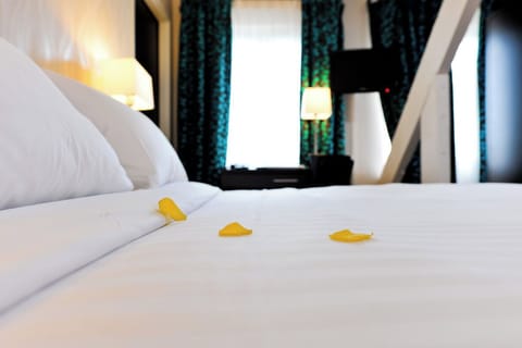 Family Room | Premium bedding, in-room safe, desk, laptop workspace