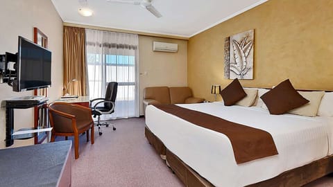 Standard Room, 1 King Bed, Non Smoking | Premium bedding, minibar, in-room safe, desk