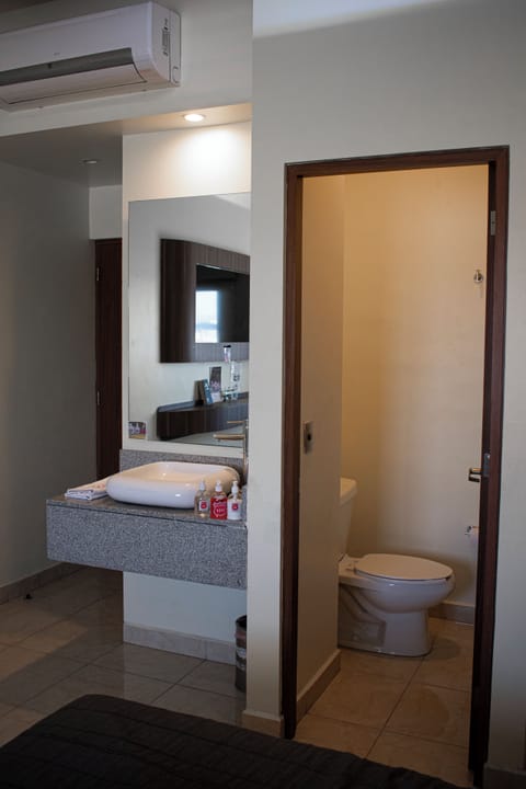 Comfort Double Room, Courtyard View | Bathroom | Towels