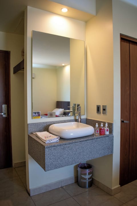 Comfort Double Room, Courtyard View | Bathroom | Towels
