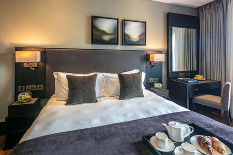 Double Room (Super King - Oriel Unique) | Egyptian cotton sheets, premium bedding, desk, free WiFi