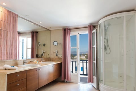 Suite | Bathroom | Combined shower/tub, hair dryer, towels