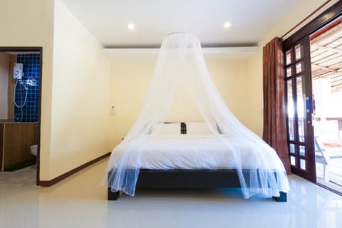 Minibar, in-room safe, desk, free WiFi