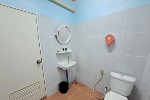 Shower, hydromassage showerhead, free toiletries, hair dryer