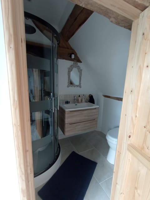 Deluxe Double Room, Garden View | Bathroom | Slippers