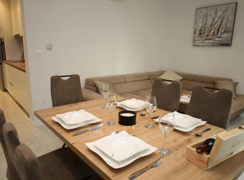 Apartment (Two Bedroom Apartment with Terrace) | Dining room