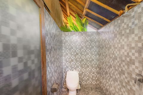 Standard Room, 1 Queen Bed, Balcony, Garden View | Bathroom