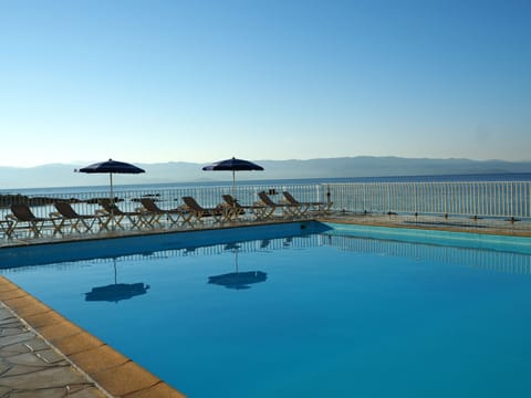 Outdoor pool, pool umbrellas, sun loungers