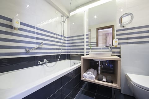 Premium Double Room, Sea View | Deep soaking bathtub