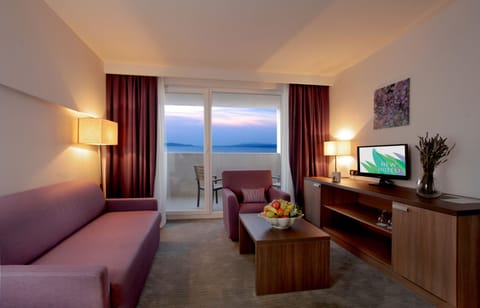 Suite, Balcony | Living area | 40-cm LCD TV with satellite channels, TV