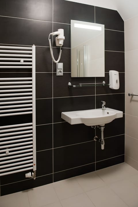 Standard Apartment, 2 Bedrooms (2 or 3 Adults) | Bathroom | Shower, free toiletries, hair dryer, towels