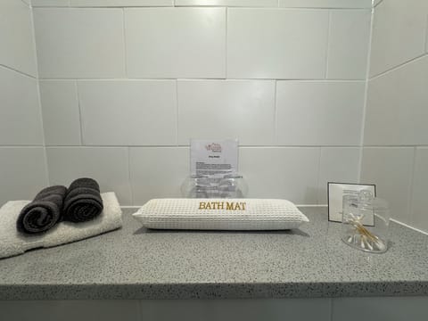 Deluxe Double Room | Bathroom | Free toiletries, hair dryer, towels, soap