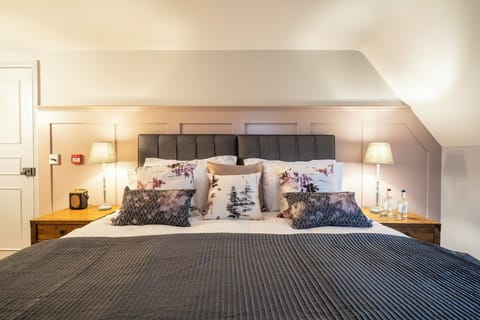 Superior Double or Twin Room | In-room safe, desk, laptop workspace, iron/ironing board