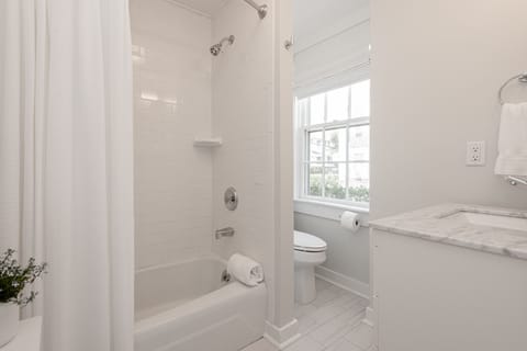 Junior Studio Suite, 2 Bedrooms | Bathroom | Designer toiletries, towels, soap, shampoo