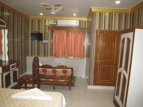 Deluxe Twin Room, 2 Bedrooms | Desk, iron/ironing board, rollaway beds, free WiFi