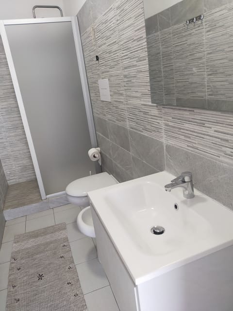 Standard Double Room | Bathroom | Shower, free toiletries, bidet, towels