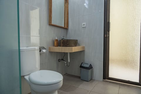 Deluxe Double Room, Balcony, Garden View | Bathroom