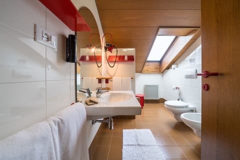Standard Triple Room, Balcony | Bathroom