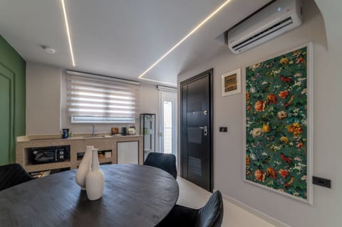 Suite | Private kitchen | Mini-fridge, microwave, stovetop, cookware/dishes/utensils