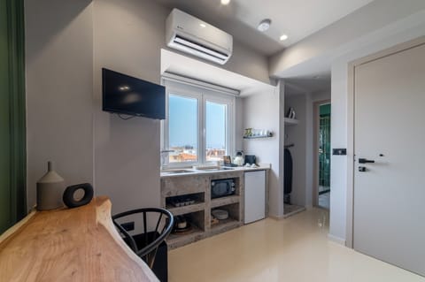 Studio | Private kitchen | Mini-fridge, microwave, stovetop, cookware/dishes/utensils