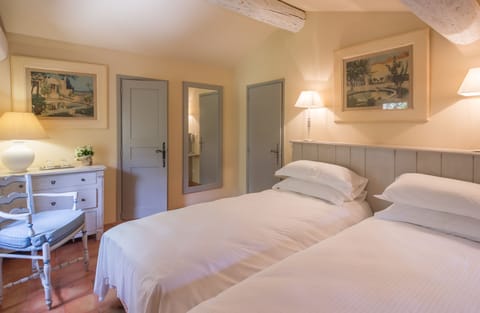 Traditional Room | Premium bedding, pillowtop beds, minibar, in-room safe