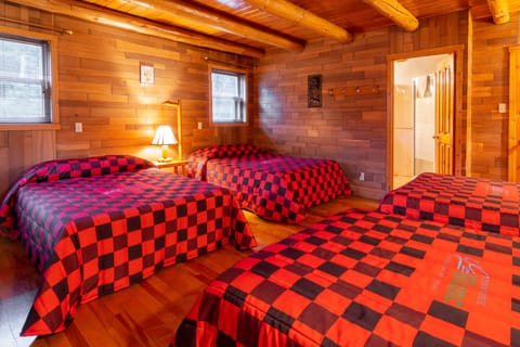 Family Chalet, 5 Bedrooms | Iron/ironing board, bed sheets