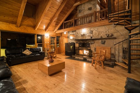 Family Chalet, 5 Bedrooms | Living area