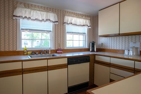 One King Red Bldg Crow's Nest Suite | Private kitchen | Fridge, microwave, coffee/tea maker